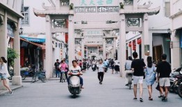 牌坊街吃瓜,探寻老街美食风情