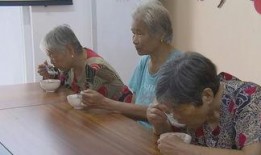 老年阿姨吃瓜,老年阿姨的悠闲生活剪影