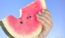 立秋吃桃吃瓜,桃子瓜果飘香，品味丰收喜悦