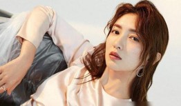 江疏影绿色吊带吃瓜,夏日吃瓜时刻尽显优雅魅力