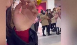 瓜哥吃瓜男的给女的拍照,捕捉甜蜜瞬间，记录爱情美好