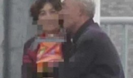 大爷大妈吃瓜看戏,吃瓜看戏乐翻天