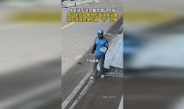 外卖骑手路边吃瓜,忙碌生活中的小确幸