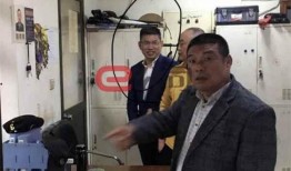 保安室保安吃瓜