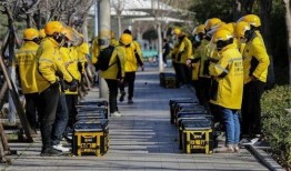 外卖骑手路边吃瓜,忙碌生活中的小确幸