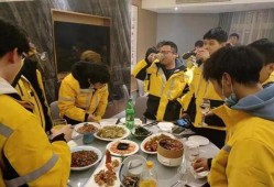 骑手小哥吃瓜,一场甜蜜的街头邂逅