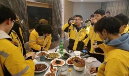 骑手小哥吃瓜,一场甜蜜的街头邂逅