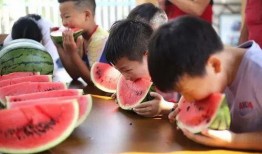 欢乐小镇吃瓜,吃瓜群众的欢乐盛宴