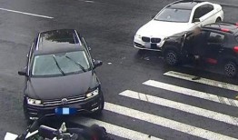 车祸现场吃瓜视频,吃瓜群众镜头记录惊险瞬间