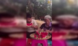奶奶抱孙子吃瓜,甜蜜吃瓜瞬间温馨满满