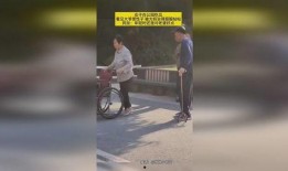 大爷大妈吃瓜看戏,吃瓜看戏乐翻天