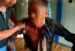 瓜哥吃瓜男的给女的拍照,捕捉甜蜜瞬间，记录爱情美好