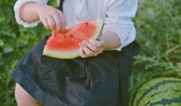 梦见在瓜地里看西瓜吃瓜,瓜地西瓜，尽享甜蜜时光