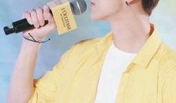 吃瓜鹿晗图片高清,眼神迷离尽显魅力