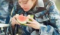 迷彩服女孩吃瓜,迷彩服女孩的夏日吃瓜时光