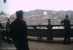 男子吃瓜跳桥,一场意外引发的悲剧与反思