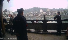 男子吃瓜跳桥,一场意外引发的悲剧与反思