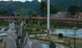 魏源温泉吃瓜,夏日消暑吃瓜，尽享休闲时光