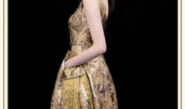 江疏影绿色吊带吃瓜,夏日吃瓜时刻尽显优雅魅力