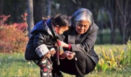 奶奶抱孙子吃瓜,甜蜜吃瓜瞬间温馨满满