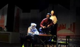 大爷大妈吃瓜看戏,吃瓜看戏乐翻天