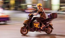 外卖骑手路边吃瓜,忙碌生活中的小确幸