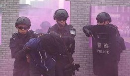 女士在警局吃瓜,女士吃瓜见证的警务风云