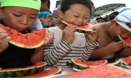 看人打架吃瓜图,围观街头斗殴，吃瓜群众现场直播