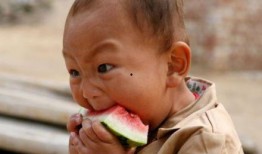 东北男孩吃瓜,瓜香四溢的欢乐时光