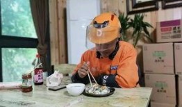 骑手小哥吃瓜,一场甜蜜的街头邂逅