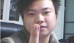 瓜哥吃瓜男的给女的拍照,捕捉甜蜜瞬间，记录爱情美好