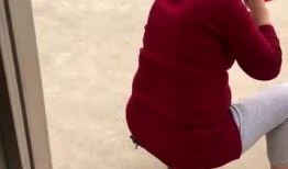 老年阿姨吃瓜,老年阿姨的悠闲生活剪影