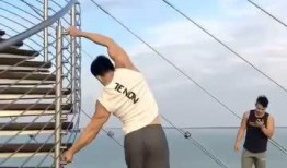 在海边吃瓜,瓜香四溢的悠闲时光