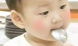 宝宝吃网纹瓜表情,萌态表情萌化人心